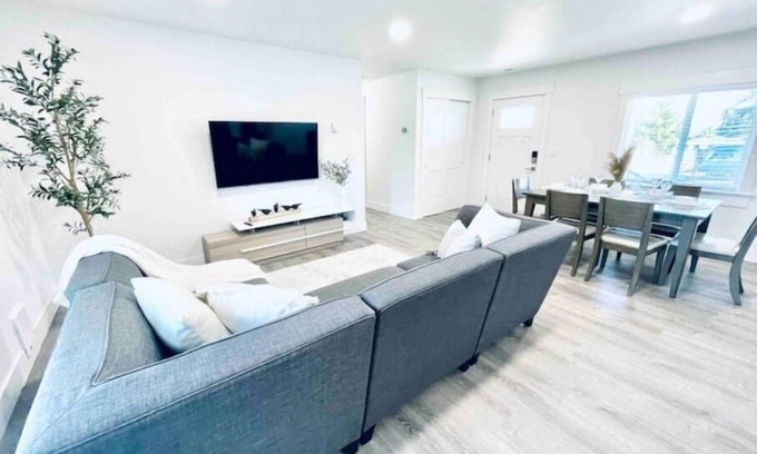 Everett House | Beautiful NEW Rambler style