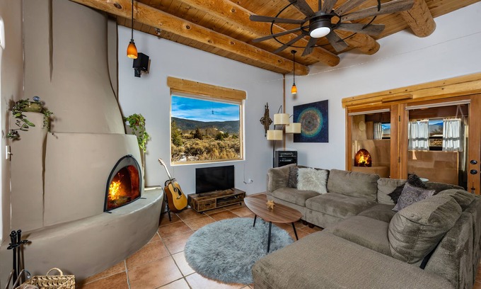 Taos House | Beautiful Oasis in Taos w/Hot Tub. Great for long term stays!