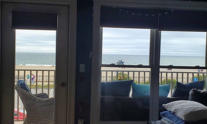 Hampton Condo | Beautiful Ocean Front Condo