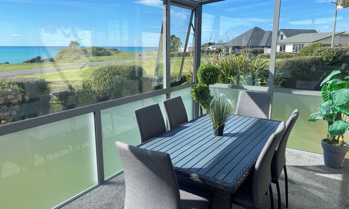Kakanui House | Beautiful ocean view from this lovely holiday home