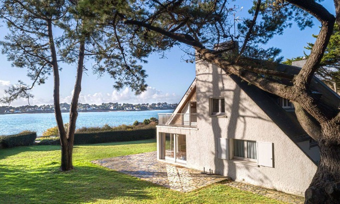 Saint-Philibert Villa | Beautiful private villa for 13 guests with WIFI, TV, terrace and pets allowed