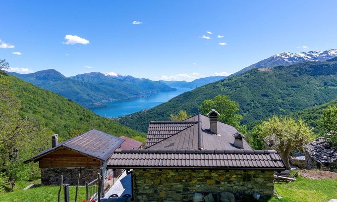 Peglio House | Beautiful private villa for 6 guests with TV, terrace and pets allowed