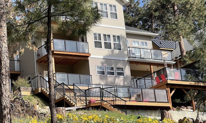 Central Okanagan House | Beautiful Private Home - 1.25 Acres Overlooking Lake Okanagan