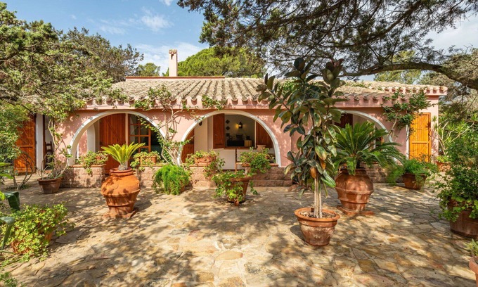 Notteri Villa | Beautiful private villa for 8 people with A/C, TV, patio, pets allowed and parking