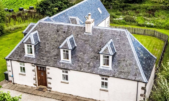 Glen Urquhart House | Beautiful private villa for 10 people with WIFI, TV, terrace and pets allowed