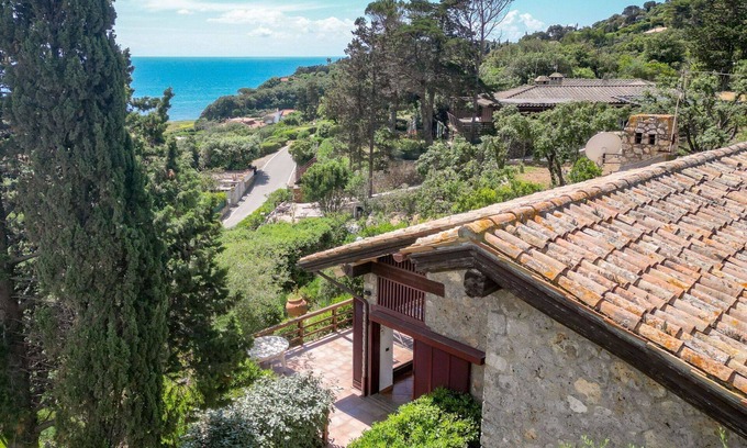 Ansedonia House | Beautiful private villa for 8 people with WIFI, A/C, TV, patio and pets allowed