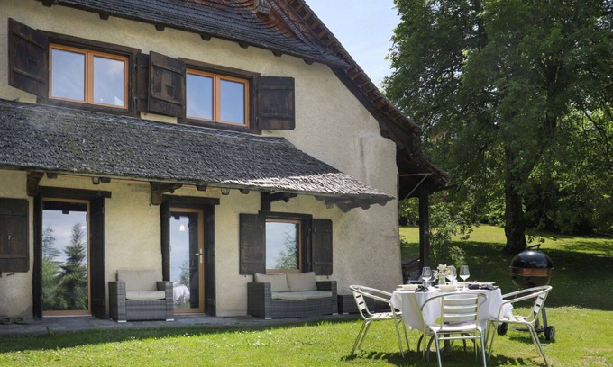 Caux House | Beautiful private villa for 5 guests with WIFI, TV, terrace, pets allowed and panoramic view