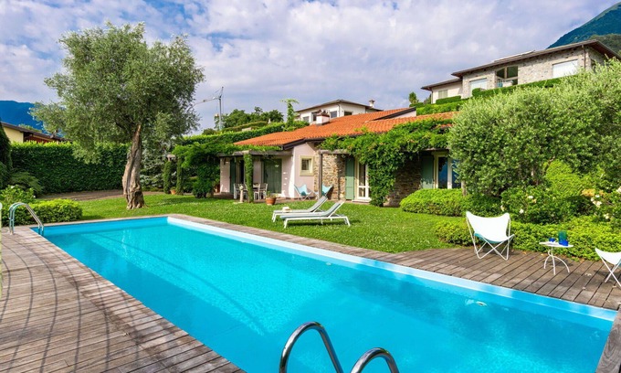 Griante Villa | Beautiful private villa for 6 people with private pool, WIFI, terrace and pets allowed