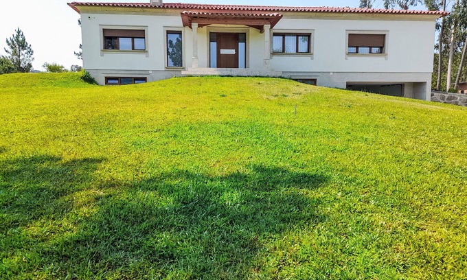Esposende Villa | Beautiful private villa for 6 guests with WIFI, private pool, TV, patio and panoramic view