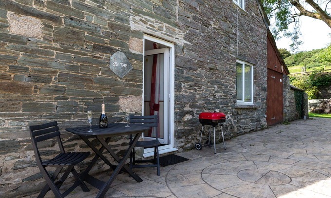 Fivelanes House | Beautiful private villa for 2 guests with WIFI, hot tub, TV, patio and pets allowed