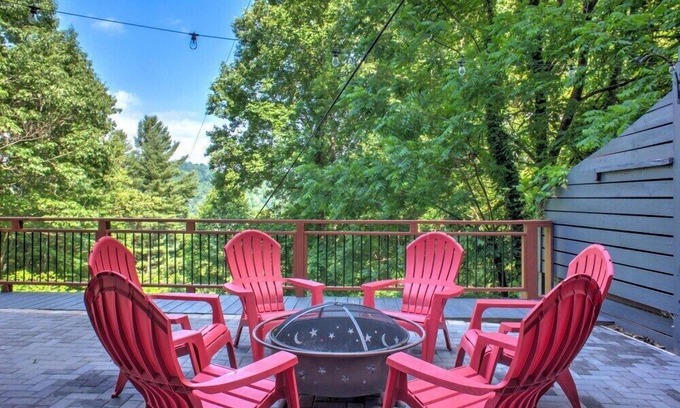 Waynesville House | Beautiful & Relaxing Getaway Near Maggie Valley