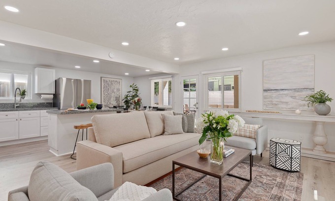 West Beach Condo | Beautiful Remodeled Condo With Patio Near West Beach