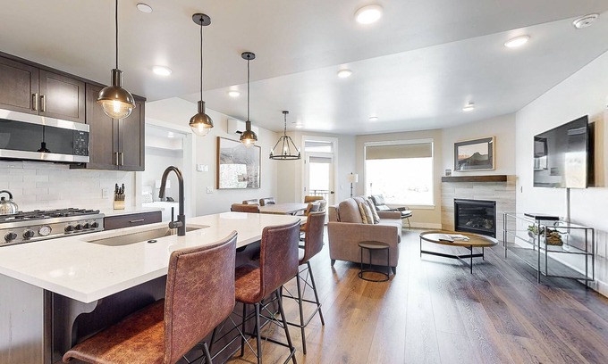 Park City Condo | Beautiful resort condo with pool, hot tub, gym & and shuttle service