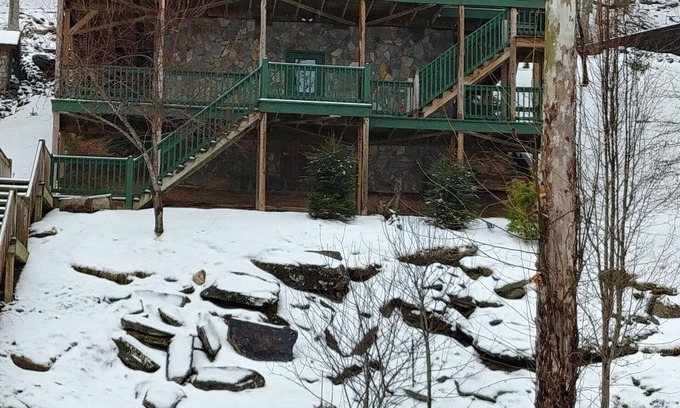 Piney Creek Cabin | Beautiful River Front Cabin-Piney Creek, NC