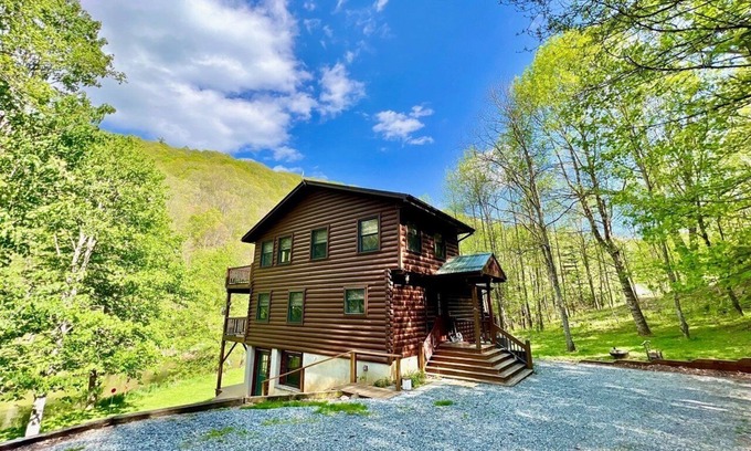 Boone Cabin | Beautiful Riverfront Cabin located on New River, Wi-Fi, Pool Table