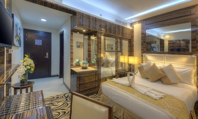 Al Mankhool Apartment | Beautiful Room Near Sharaf Dg Metro By E R