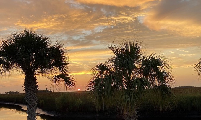 Suwannee RV Rental | Beautiful RV Double Lot with 100 feet of waterfront views on Salt Creek.