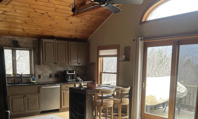 Jeffersonville House | Beautiful Smuggler's View and 3 minutes to Disc Golf