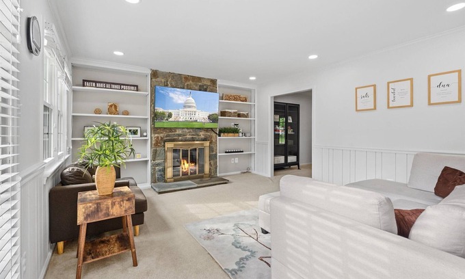 Fairfax House | Beautiful | Spacious | 4 Bed/2bath