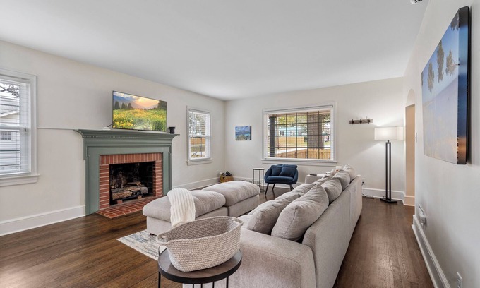 High Point House | Beautiful, Spacious 4 Bedroom Home one Block from High Point University