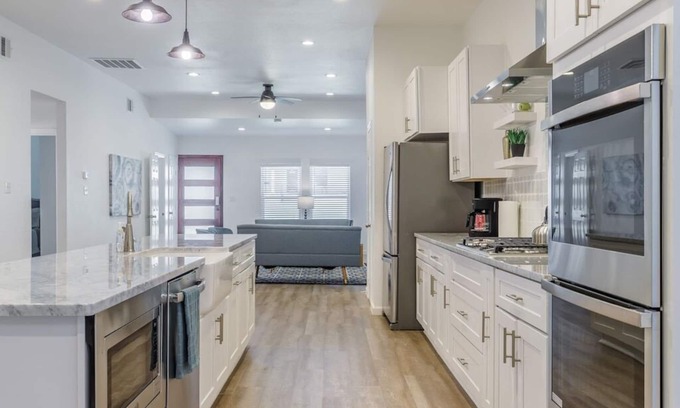 Kessler House | Beautiful Spacious House - Walk to Bishop Arts!