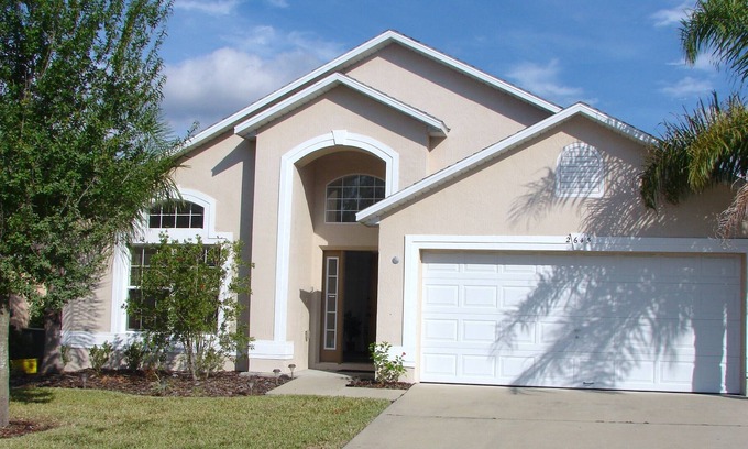 Haines City Villa | Beautiful, spacious 4 bed villa near Disney with private pool, WiFi & pool table