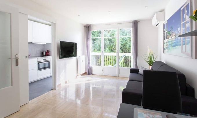 La Madeleine Apartment | Beautiful studio with AC close to the beach