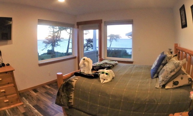 Sequim Bed & Breakfast | Beautiful Sunset Room 1 on the Beach
