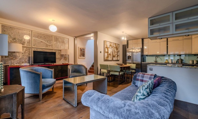 Colville House | Beautiful Three Bedroom House in West London