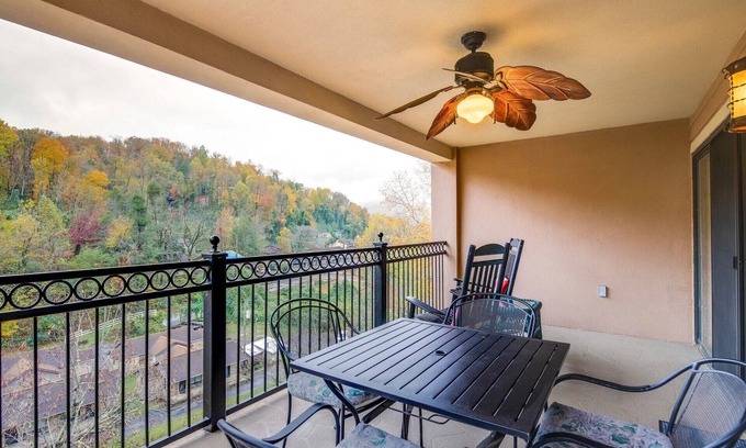 Gatlinburg Cabin | Beautiful Top Floor 2 Bedroom Condo - Minutes to Downtown - Sleeps 6