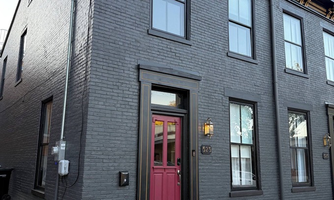 Madison House | Beautiful townhome just steps from Historical Downtown Madison