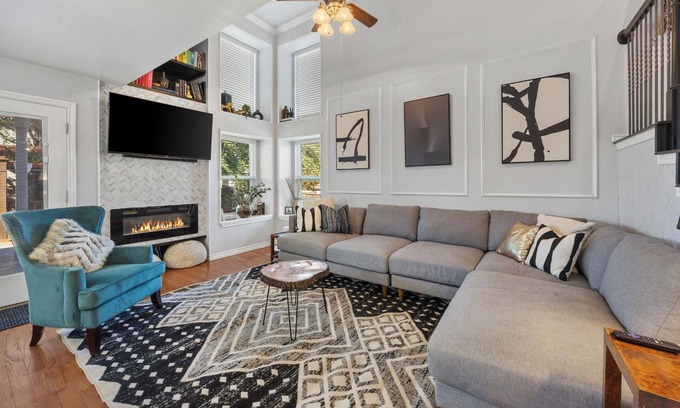 Euless House | Beautiful Townhouse 8 minutes From AT&T Stadium & DFW Airport!