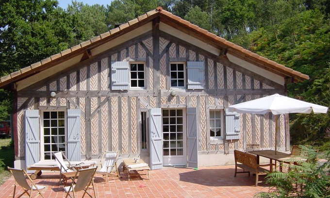Leon House | Beautiful traditional house near the ocean