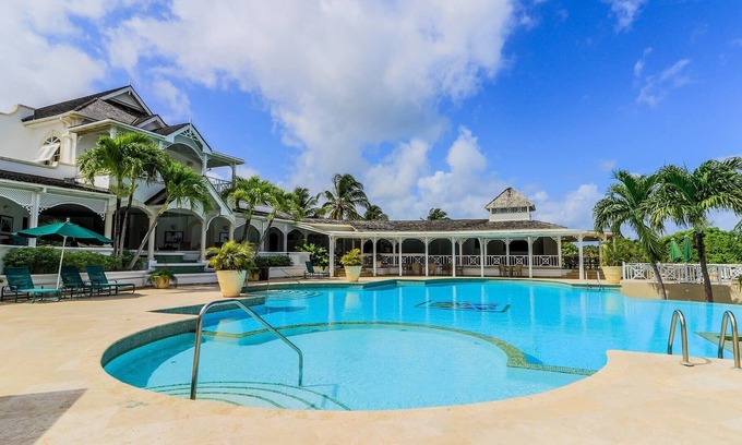 Mount Standfast Apartment | Beautiful Two Bedroom Apartment with Garden Views