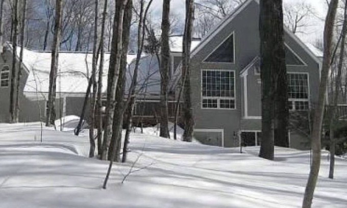 West Dover House | Beautiful, upscale skier & leafer sanctuary at Mount Snow - Pet Friendly !