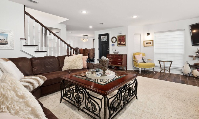 McAllen House | Beautiful, Upscale Townhome in Nth McAllen, Near to Shops and Great Restaurants