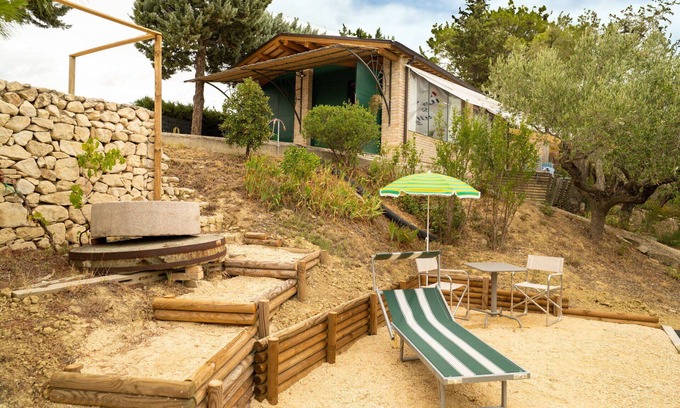 Citta Sant'Angelo Villa | Beautiful villa for 4 guests with A/C, WIFI, hot tub, patio, pets allowed and panoramic view