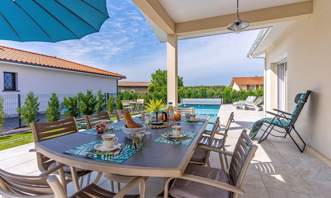 Gastes House | Beautiful Villa 500 m from the Lake with Pool and Air Conditioning