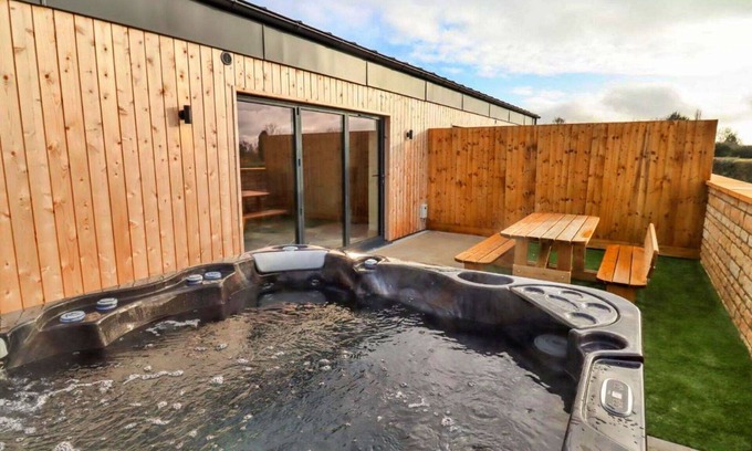 Little Rissington House | Beautiful villa for 6 people with WIFI, hot tub and pets allowed