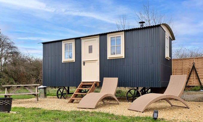Brackley House | Beautiful villa for 2 people with WIFI, pets allowed and parking