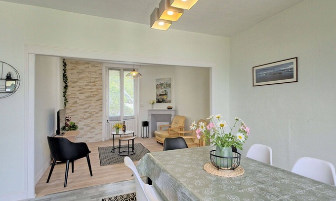 Auray House | Beautiful villa for 4 guests with WIFI, TV and parking