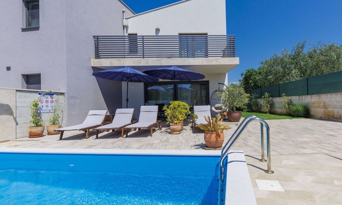 Vrznaveri House | Beautiful villa for 6 people with A/C, private pool, WIFI, TV, terrace and pets allowed
