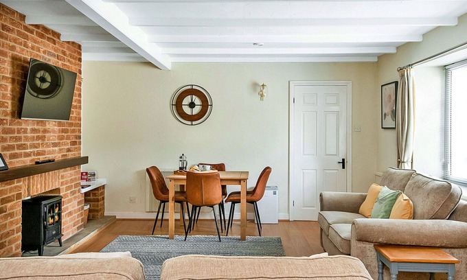 Thirsk House | Beautiful villa for 4 guests with hot tub, pool, WIFI, terrace and pets allowed
