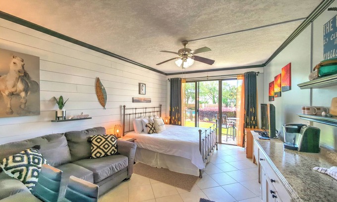 Fort Walton Beach Condo | Beautiful Waterfront Studio Retreat with King Bed