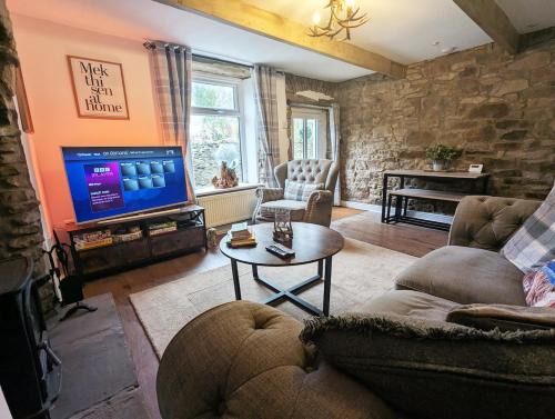 Barnoldswick House | Beautiful Waterfall Cottage with Countryside Walks
