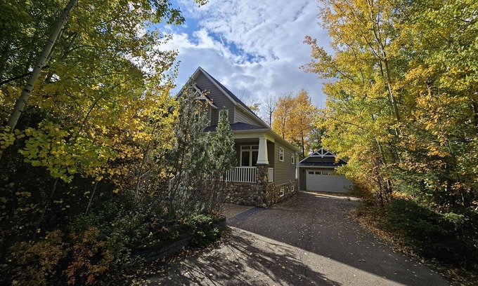 Parkland Beach Cottage | Beautiful, Waterfront 6 bedroom cottage Cape Cod style cottage on Gull Lake