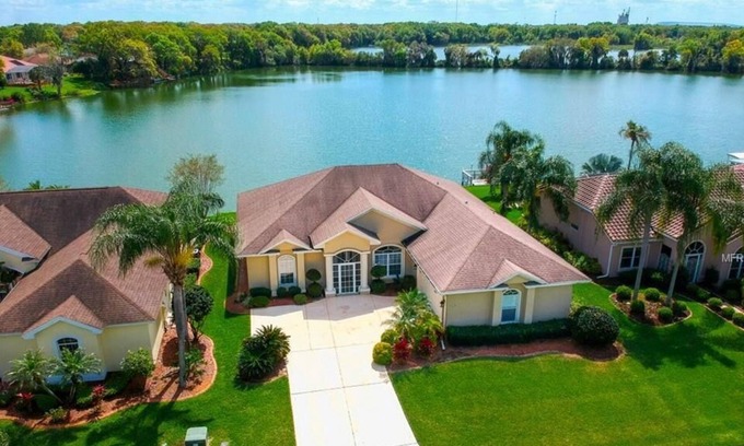 Nichols House | Beautiful Waterfront House for the Family