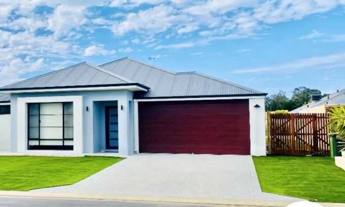Yalyalup House | Beautifully appointed, large modern 5-bedroom home
