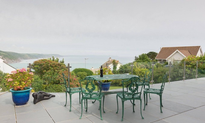 Looe House | Beautifully appointed home 5 mins to beach.