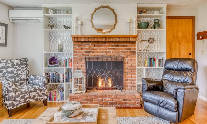 Monmouth House | Beautifully decorated Home w/ Hot Tub in Monmouth close to restaurants & shops
